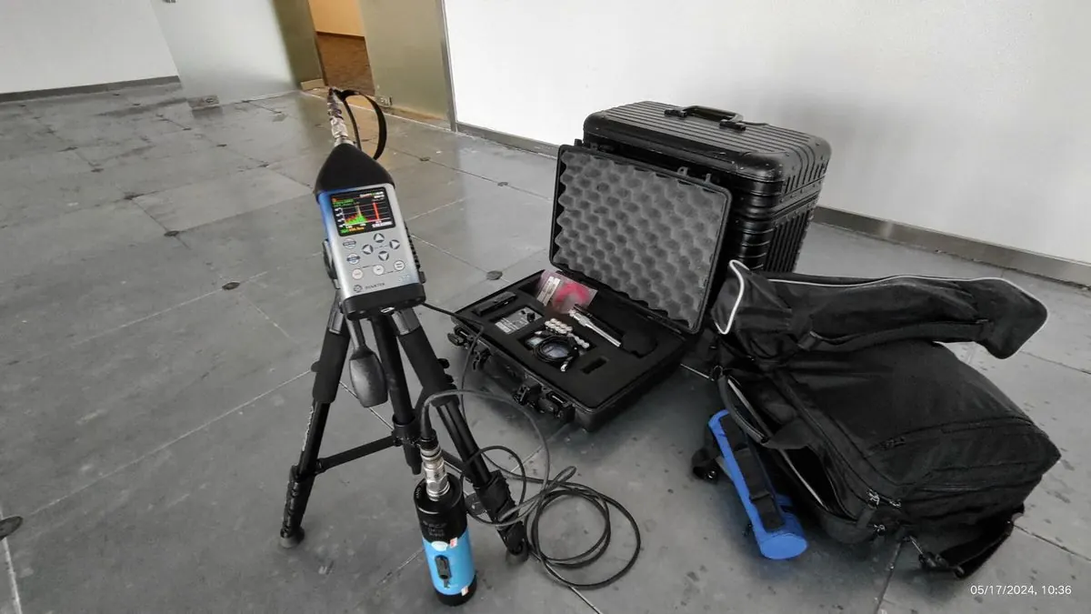 Vibration monitoring equipment set up in an unfinished building interior